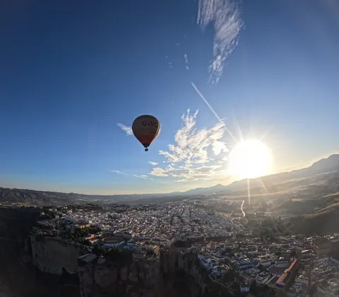 Globo aerostático al amanecer