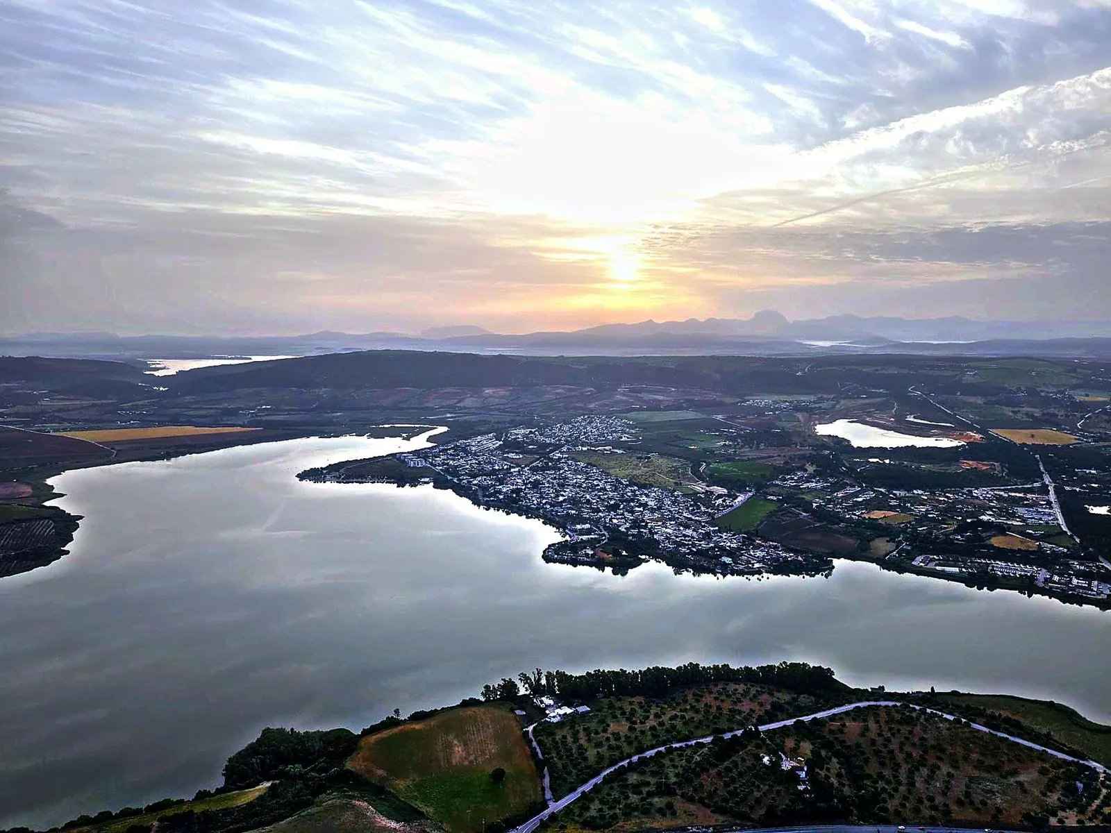 Embalse y pueblos blancos de la Sierra de Cádiz al atardecer