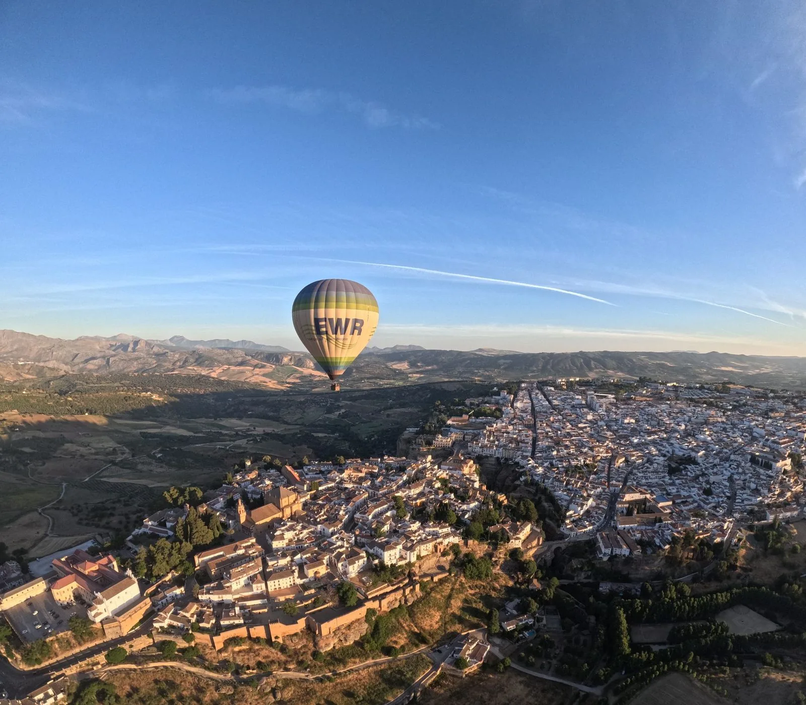 Globo aerostático en pleno vuelo sobre el paisaje andaluz