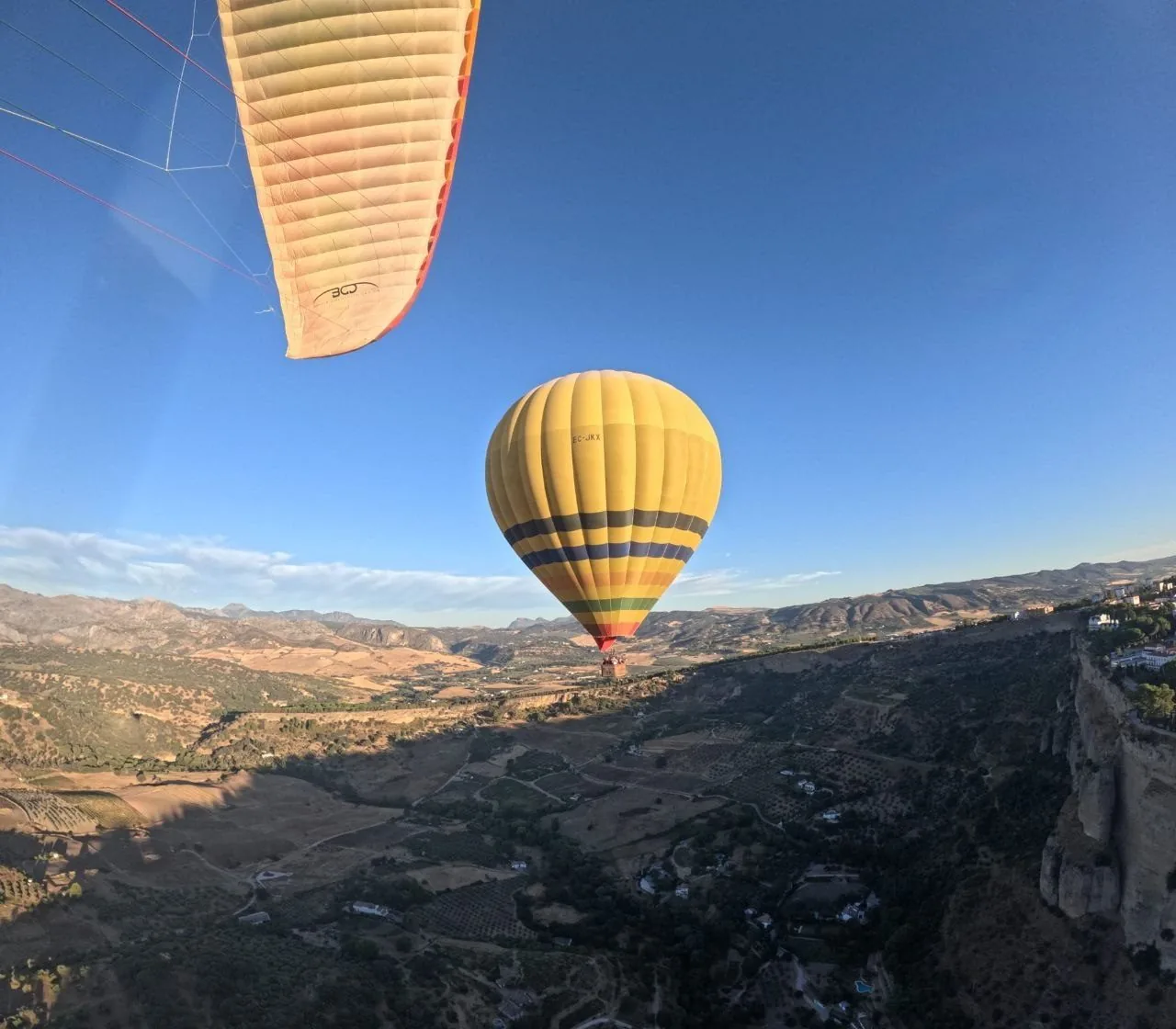 Globo aerostático de colores en pleno vuelo, un regalo para aniversarios y cumpleaños