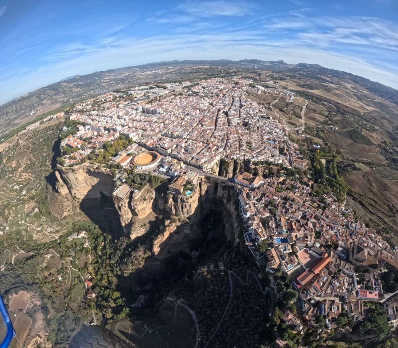 Vista aérea de Ronda desde paramotor, con el casco antiguo y la sierra alrededor
