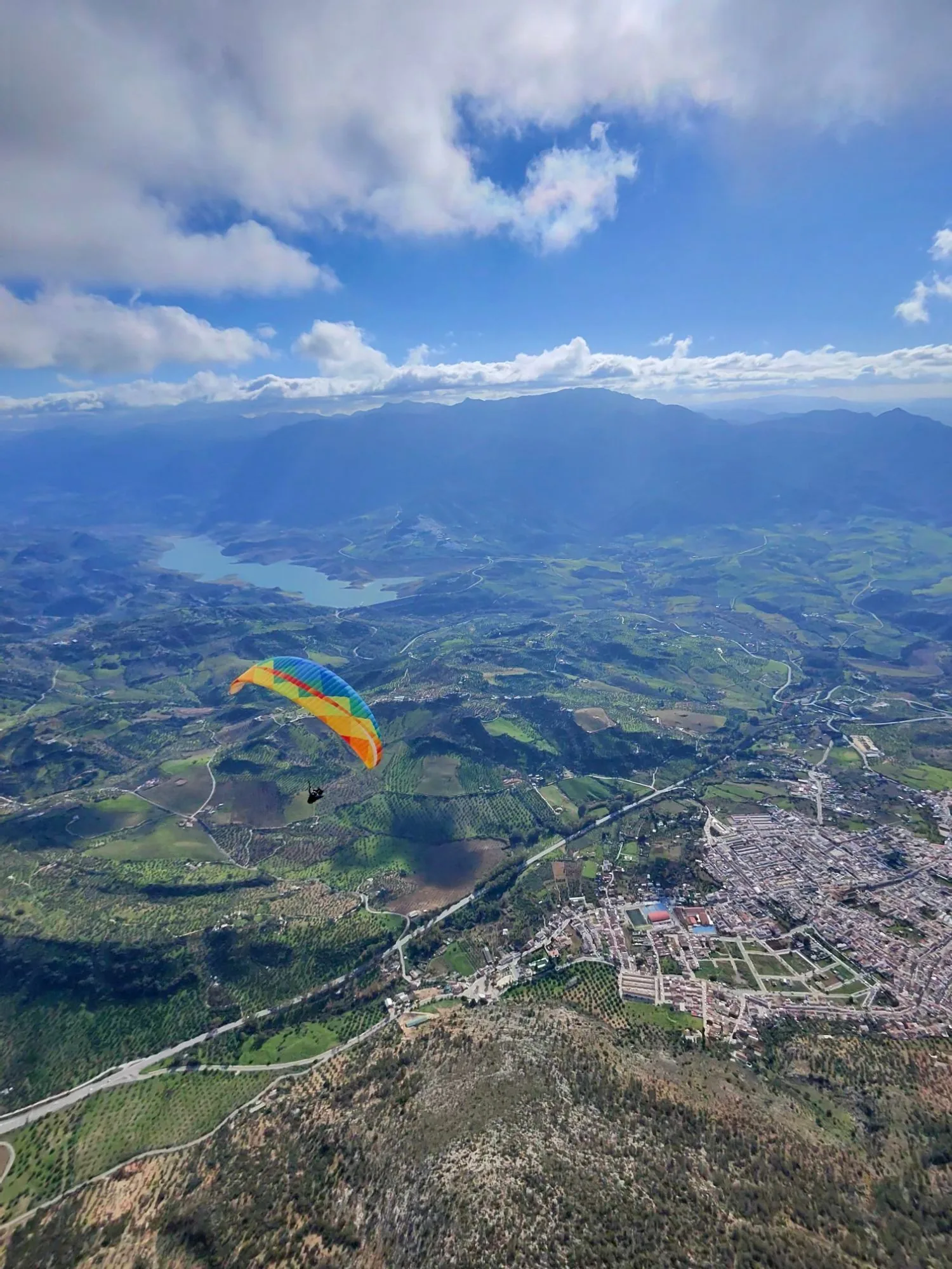 Parapente sobre el embalse y los pueblos blancos de la Sierra de Cádiz