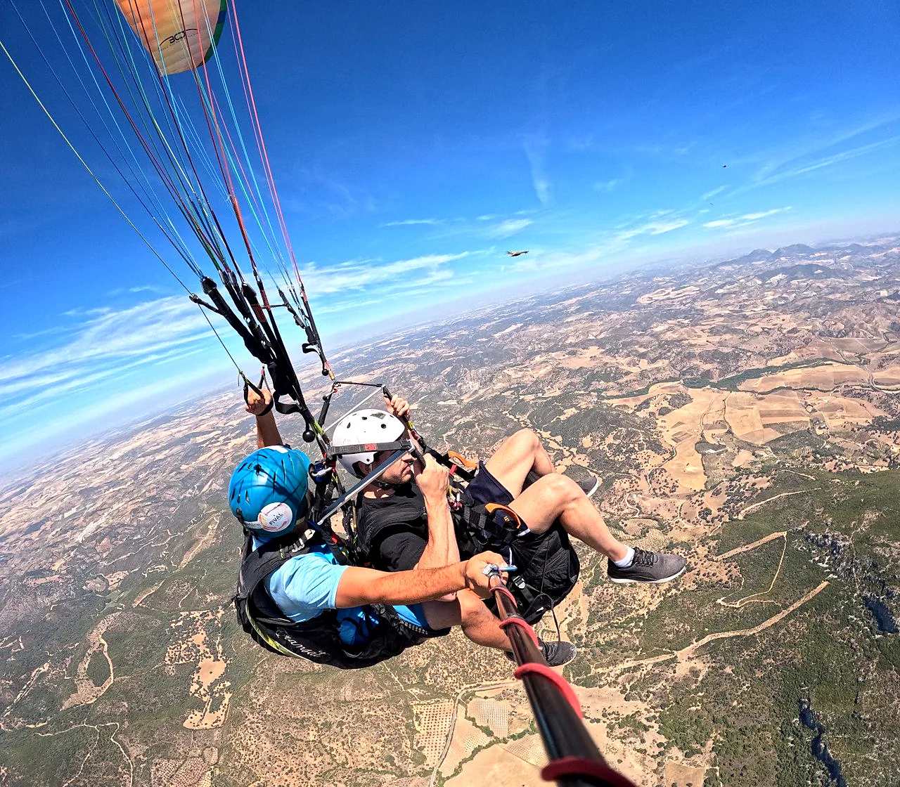 Vuelo en parapente biplaza sobre campos y sierra de Andalucía