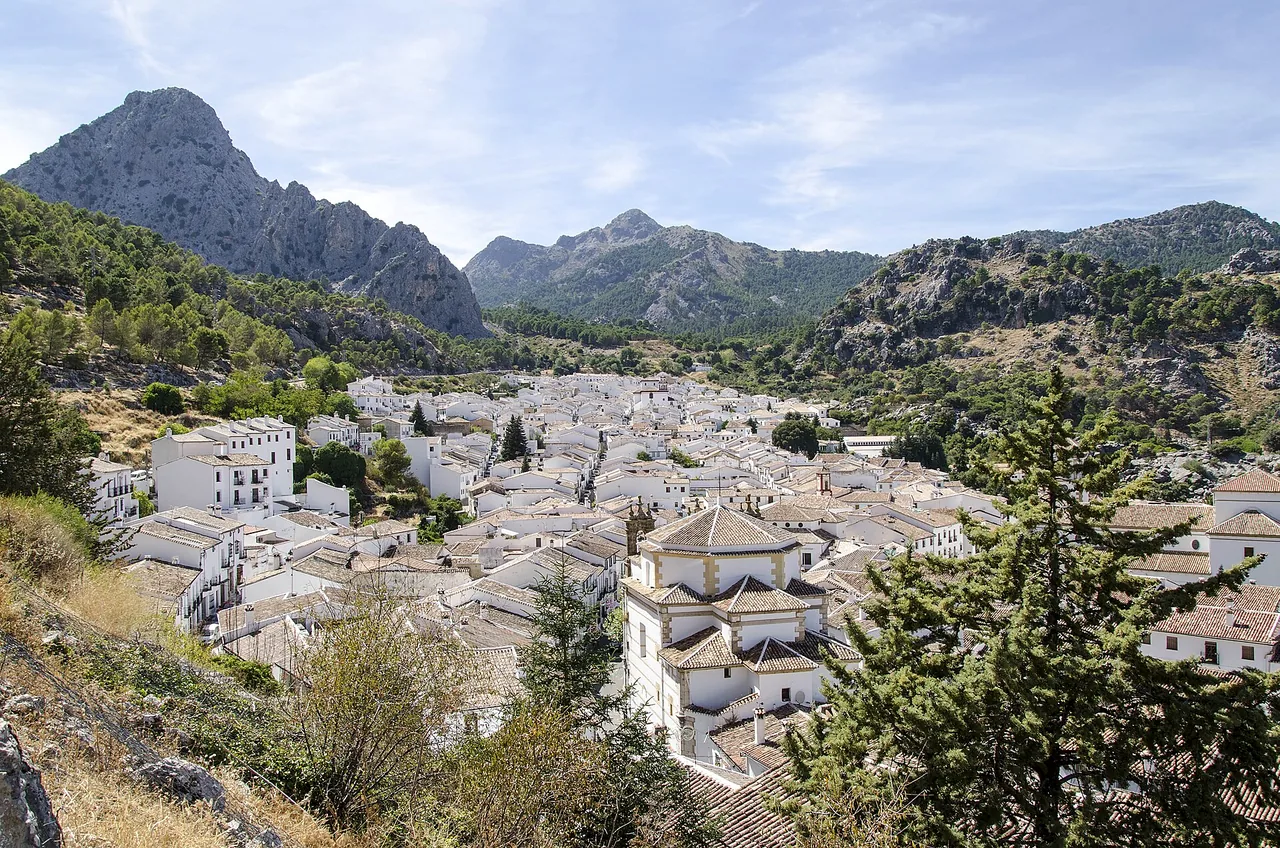 Vista del pueblo blanco de Grazalema con la sierra al fondo
