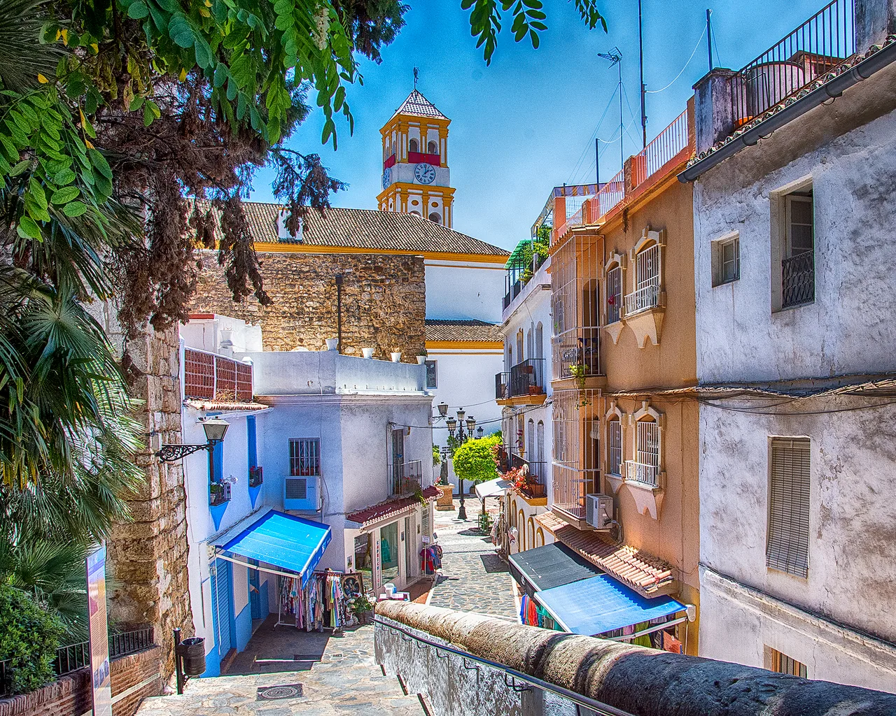 Casco antiguo de Marbella, a unos 75 minutos de las zonas de vuelo de la Serranía de Ronda