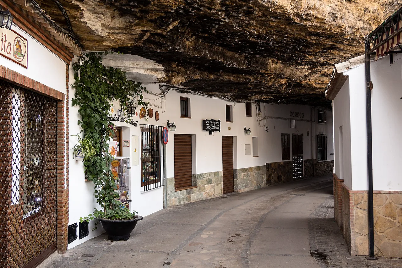 Calle de Setenil de las Bodegas con las casas construidas bajo una gran roca