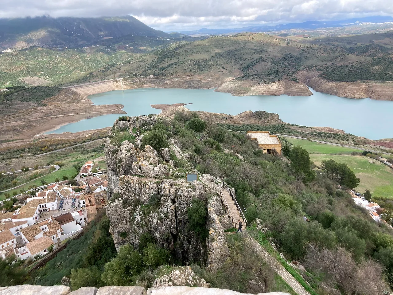 Vista del embalse de Zahara-El Gastor desde el castillo de Zahara de la Sierra